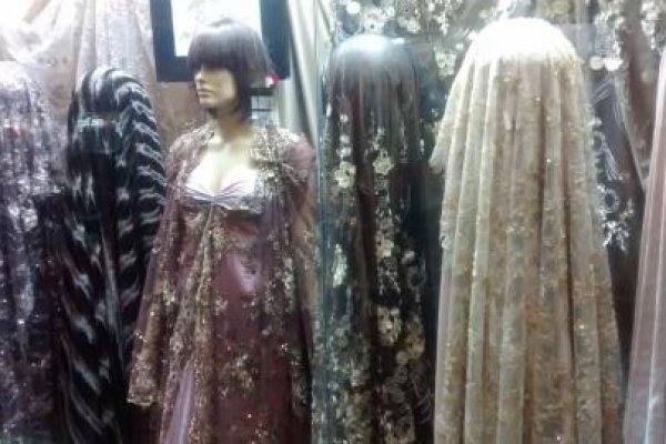 Foto NOVA VITRINE DA LOJA RAVERA DA GENERAL OSÓRIO - TONS NUDE - ROSÊ E DOURADOS - 9 - Moda Bella Tecidos e Lojas Ravera