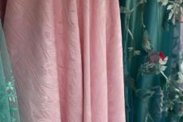 Foto VITRINE DE NOVIDADES - Nova vitrine da Unidade RAVERA da Rua General Osório - No grupo ModaBella Tecidos-RAVERA, Tecidos sempre atualizados com as últimas tendências da MODA - 2 - Moda Bella Tecidos e Lojas Ravera