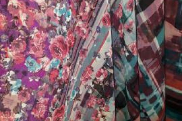 Foto VARIEDADES - Unidade Moda Bella Av. Thomaz Alves - No grupo ModaBella Tecidos-RAVERA você encontra uma variedade enorme de tecidos para seu look e para todas as ocasiões. - 1 - Moda Bella Tecidos e Lojas Ravera