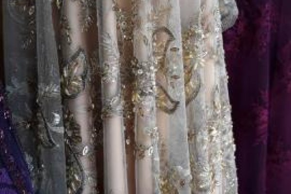 Foto NOVA VITRINE - DOURADOS E VIOLETAS - No grupo ModaBella Tecidos-RAVERA - Você sempre vai encontrar uma variedade enorme de tecidos em vários padrões e cores, sempre atualizados com as tendências da MODA. - 2 - Moda Bella Tecidos e Lojas Ravera