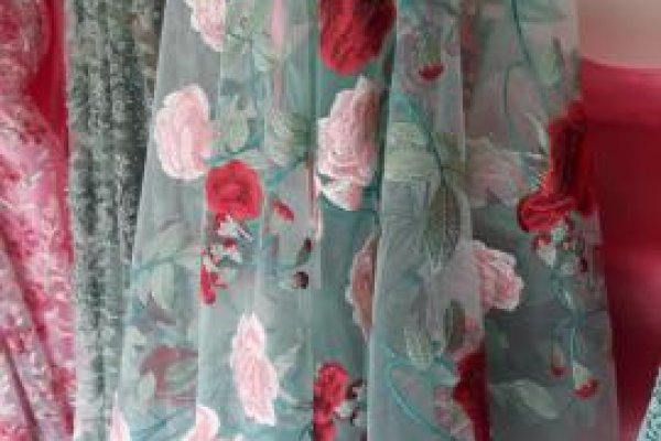 Foto VITRINE VARIEDADES TONS CORAL E VERDE - No grupo ModaBella Tecidos - RAVERA - Você sempre vai encontrar uma variedade enorme de tecidos em vários padrões e cores, sempre atualizados com as tendências da MODA. - 4 - Moda Bella Tecidos e Lojas Ravera