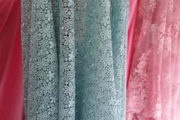 Foto VITRINE VARIEDADES TONS CORAL E VERDE - No grupo ModaBella Tecidos - RAVERA - Você sempre vai encontrar uma variedade enorme de tecidos em vários padrões e cores, sempre atualizados com as tendências da MODA. - 6 - Moda Bella Tecidos e Lojas Ravera
